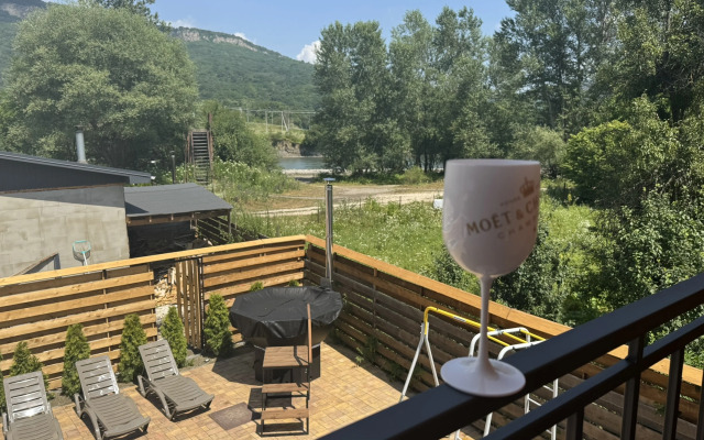 Частный Дом в Стиле Барн в Горах