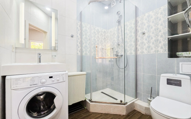 Studiya na tikhoy ulitse s vidom na les Flat