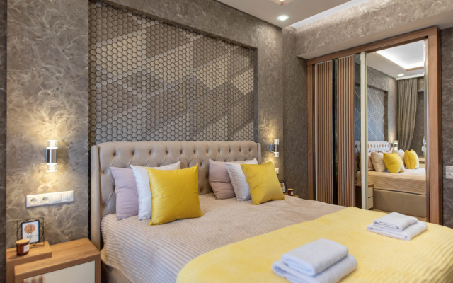 S Prostornoy Terrasoy i Vidom na Park Apartments