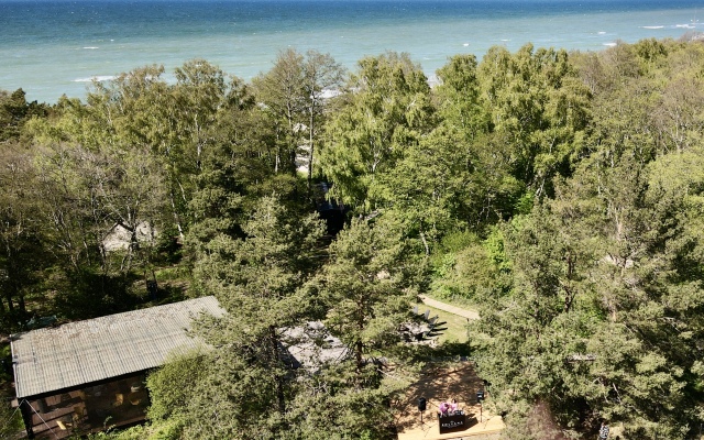 Поляна Глэмпинг, 1-я линия моря (12+)