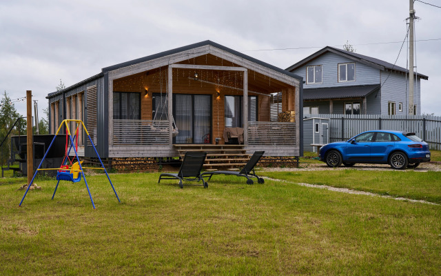 Частный дом с панорамными окнами у озера