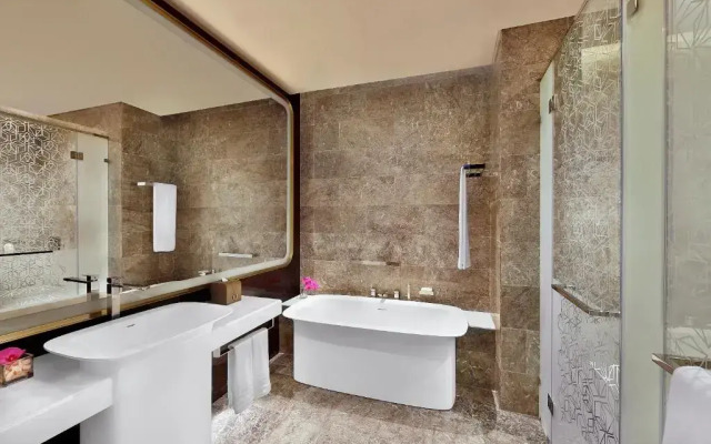 AlRayyan Hotel Doha, Curio Collection by Hilton