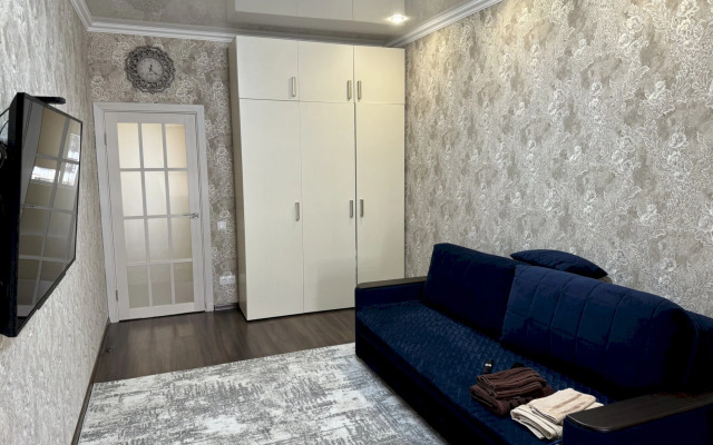 145 S Balkonom I Vitrazhnym Ostekleniem Flat