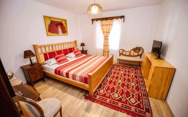 Tradita Geg & Tosk Hotel