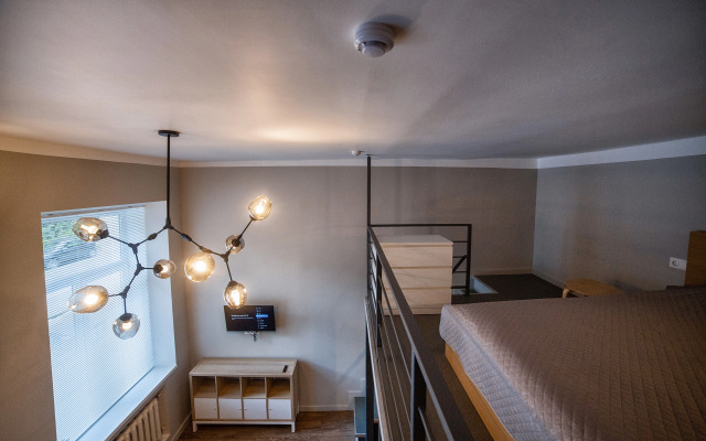 Sovremennaya dvukhurovnevaya studiya Flat