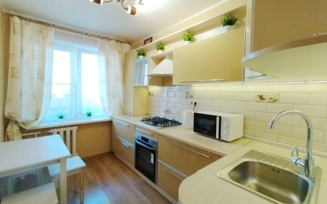 Prostornaya Na Oktyabryskom Prospekte Flat