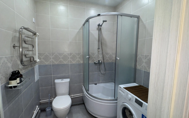 V Centre u Metro s Igrovoj Pristavkoj Flat