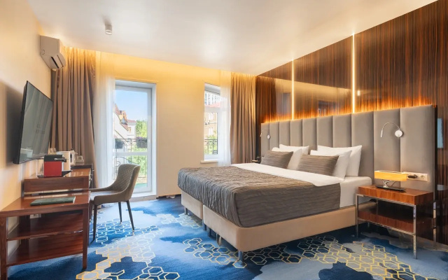 Отель V Hotel&Rooftop Lounge