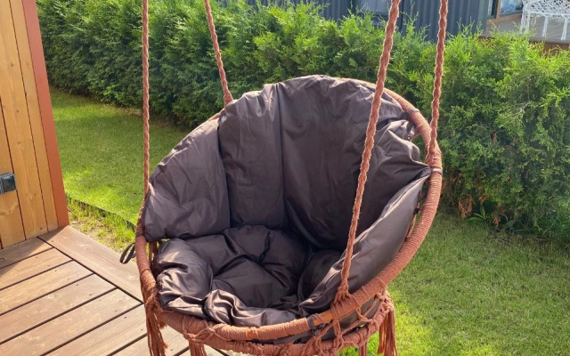 Uyutnyy dom s panoramnymi oknami s vykhodom na terrasu Private house