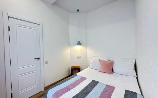 Yutnaya Studiya S Ponoramnimi Oknami V centre Adlera More Flat