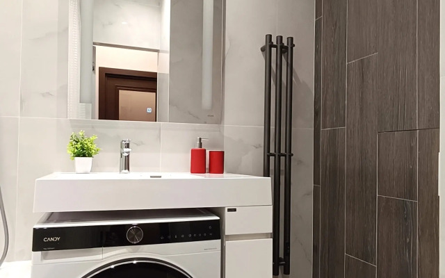 Uluchshennye Novy Lessner Apartments