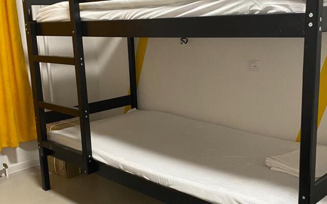 Na Lva Tolstogo 13 Hostel