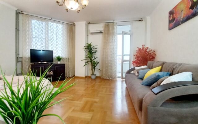 Smile Apartments 3kh Komnatnye S Vidom Na Naberezhnuyu Apartments