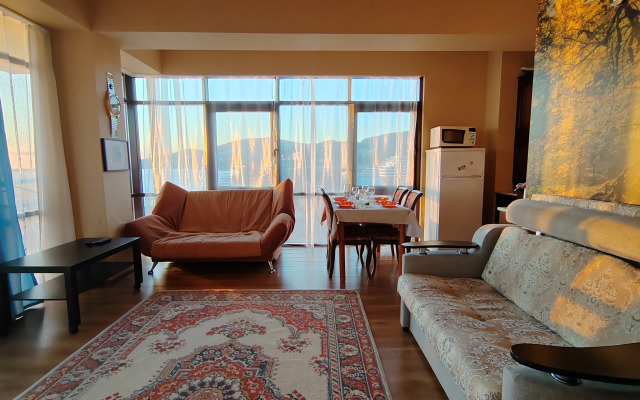 Uyutnaya Yevro-Dvushka U Morya S Panoramnym Vidom