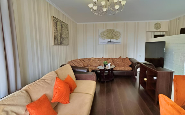 Ulucsennye trehkomnatnye apartamenty s terrasoj