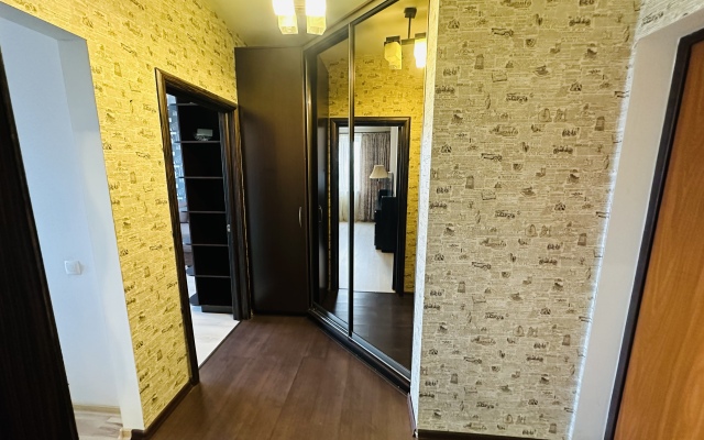 V tentre goroda Flat