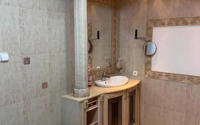 Shikarnaya Trekhkomnatnaya na Michurina Flat
