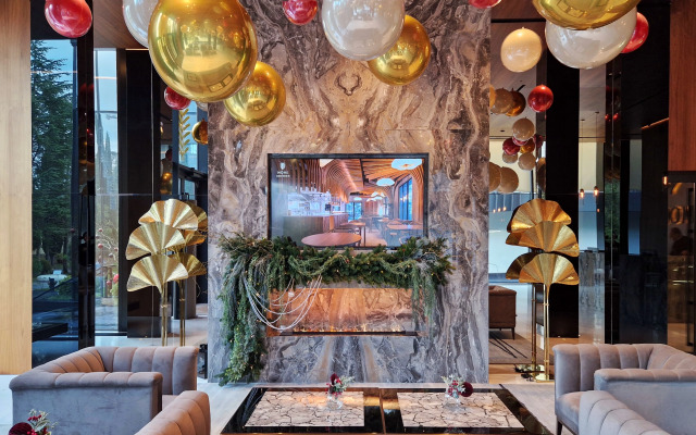 V Otele s Vsesezonnym Basseynom Apartments