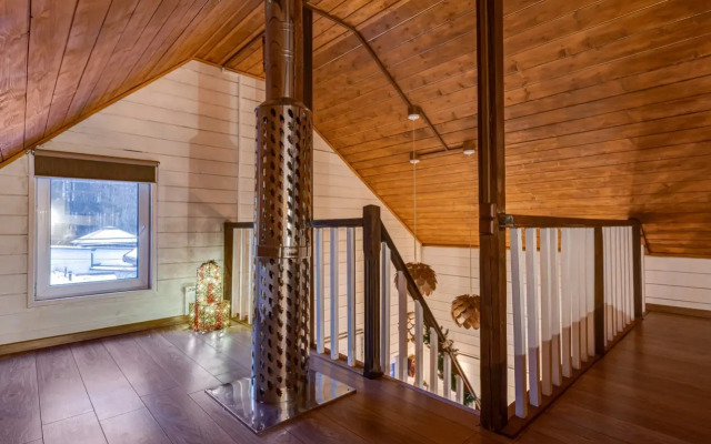 Частный дом с бaнeй на дpoвaх Harmony