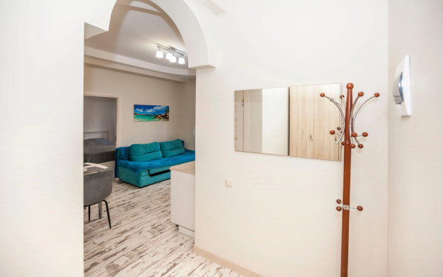 U Morya S Basseinom v ZhK Solnechnyij apt12 Apartment