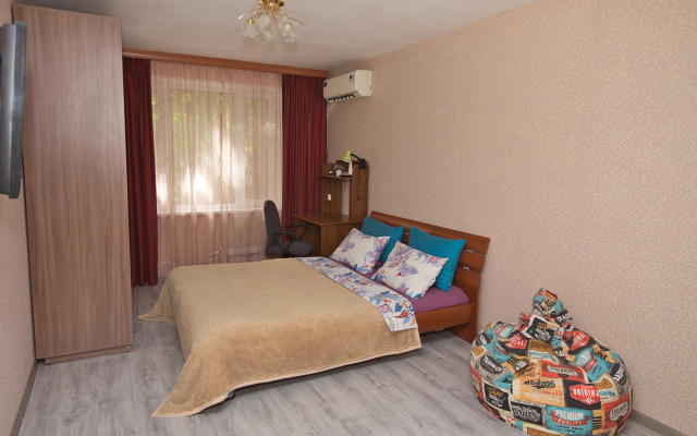 Odnokomnatnaya Nedaleko Ot Metro Ulitsa Akademika Yangelya Apartments