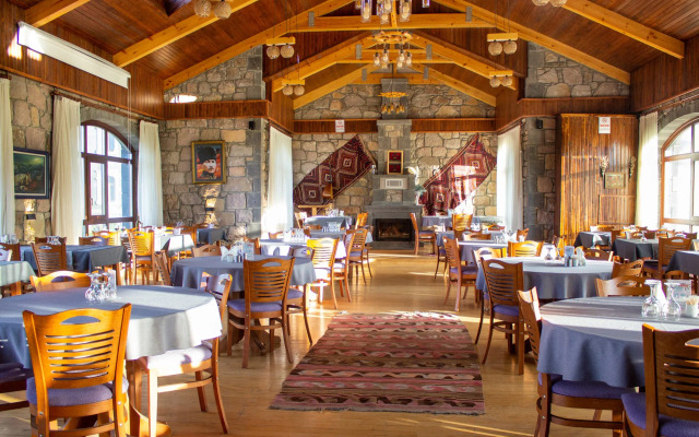 Lake Cildir Lodge Hotel