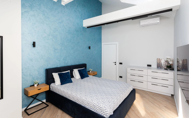 Квартира с Мансардными Окнами и Видом на Море