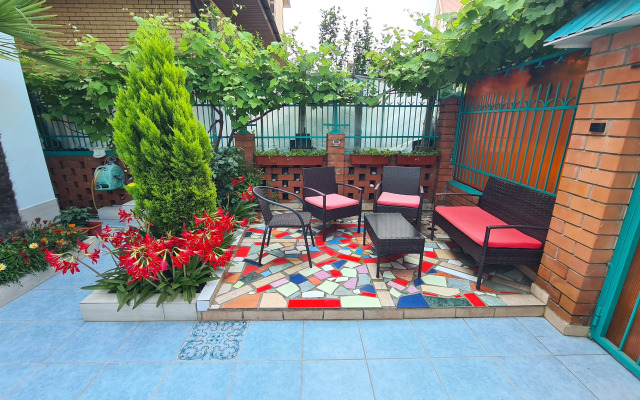 Uyut Loo Guest House