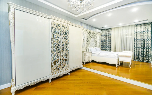 Luxury on Baku in Nizami street Flat