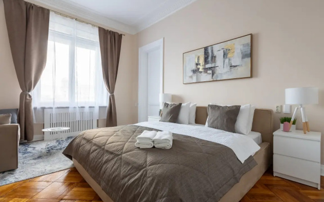 Apartments Uluchshennye S Dvumya Spalnyami I Balkonom