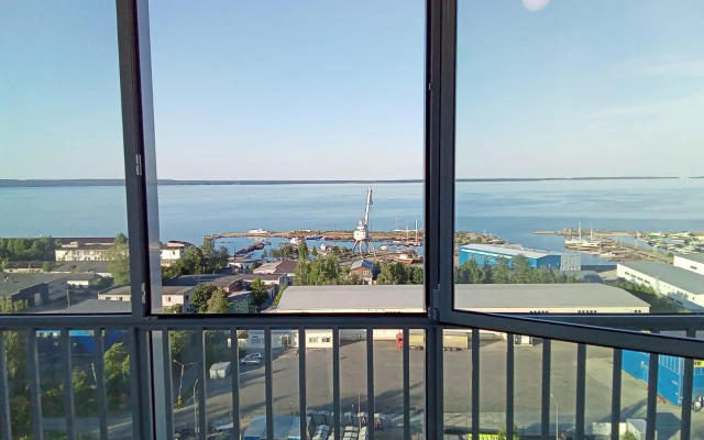 Uyutnaya yevrodvushka s vidom na Onezhskoye ozero Flat