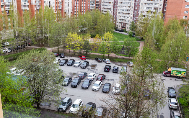 Piter Apartments dvukhkomnatnye s konditsionerom riadom s Lakhtoi Apartamenty