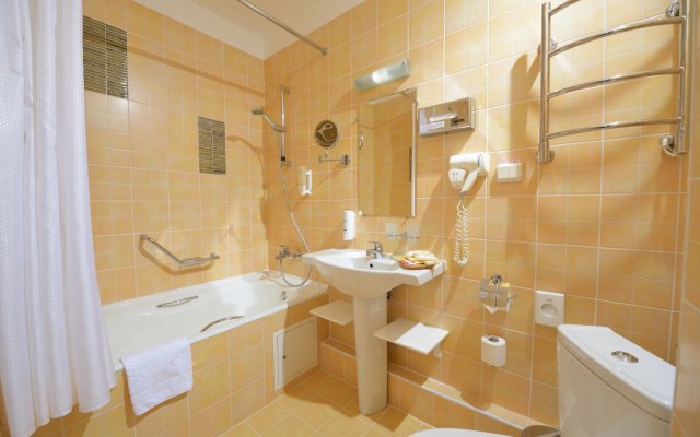 Cronwell Inn Stremyannaya Hotel