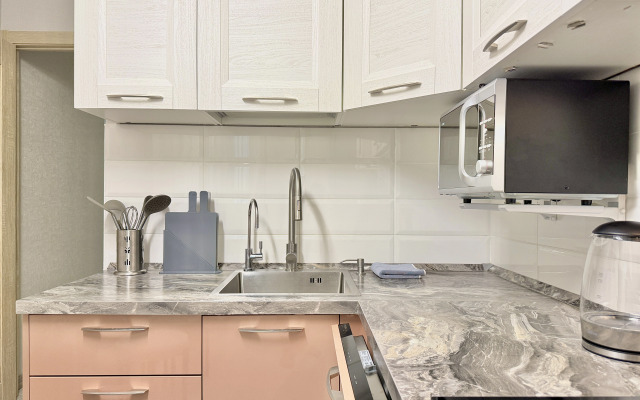 Жилое помещение 2-к квартира у метро Молодежная с яркими закатами