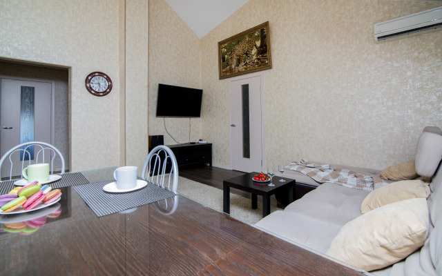 Апартаменты Трехкомнатная квартира на ул. Колхозной 112