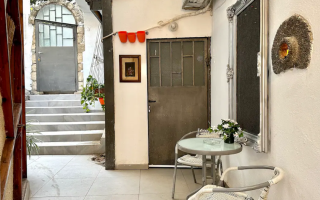 Vintazhnye S Odnoy Spalney I S Bolshim Patio Apartments