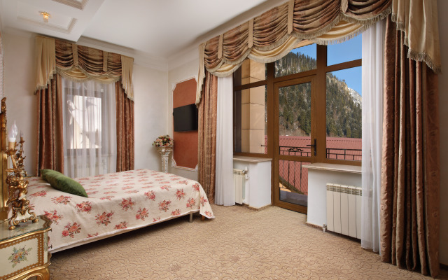 Домбай Пэлас