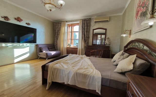 Na Ploschadi Ushakova Flat