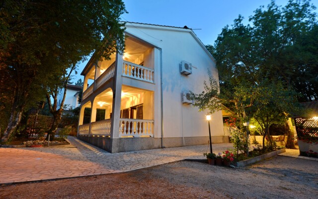 Karmelic Apartments