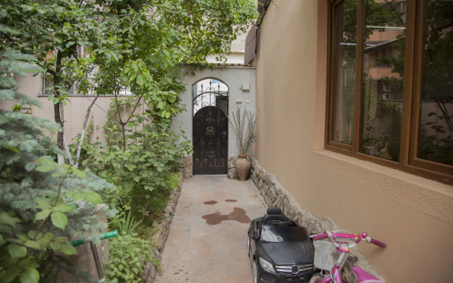 Hin Yerevantsi Hotel