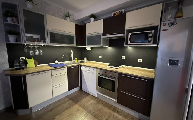 Yevrodvushka Poema-Apart Na Yesenina Flat