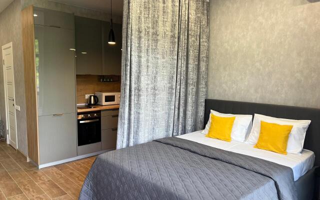 4kh mestnye apartamenty s balkonom i basseynom Apartments
