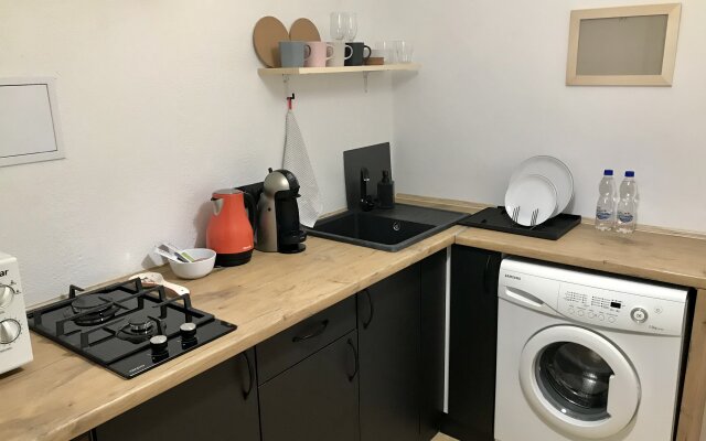U Ozera Shlosstaykh Zamkovyy Prud Apartments