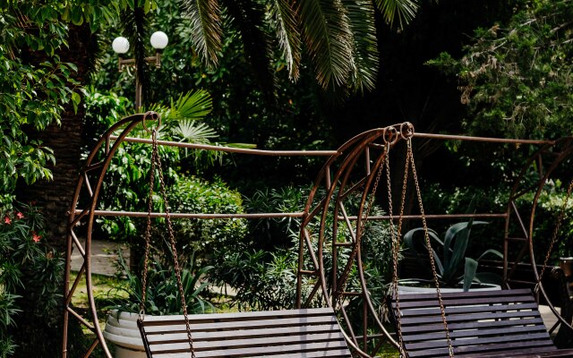 Amza Park Hotel