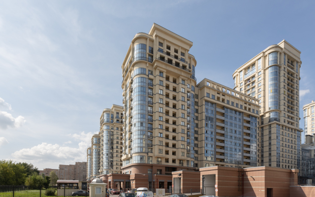 Shikarnaya kvartira u metro Moskovskaya Apartments