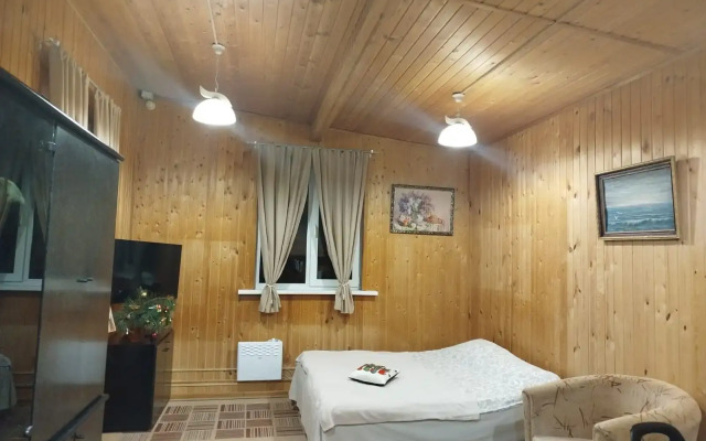 Uyutny Domik V Dvortsovom Sele Ostrov Guest House