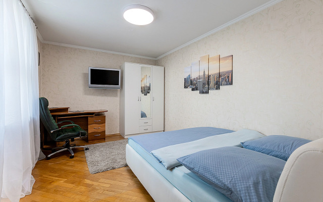 Metro Ploschad Pobedy v Samom Tsentre Flat