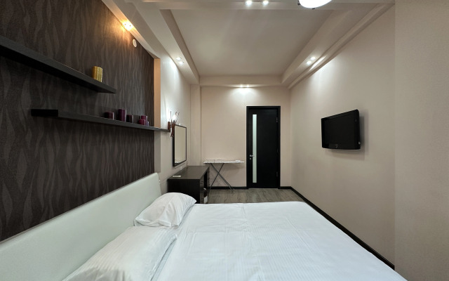 3-komn. ryadom s restoranom DIMOND, DI8210 Flat