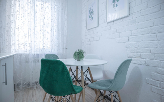Atmosfernye na naberezhnoj v dome s kolonnami Lovets Snov 1 Apartments