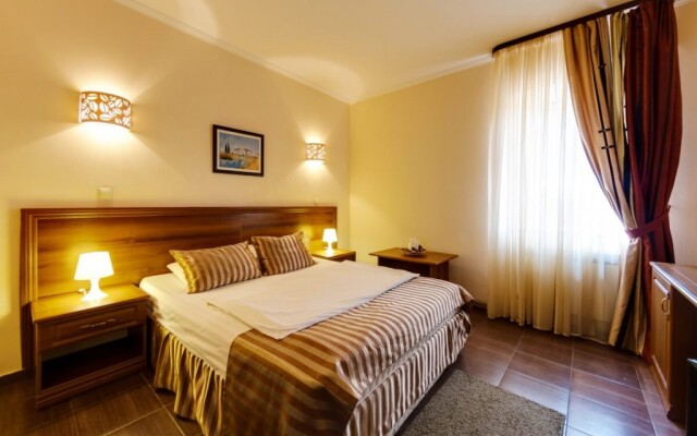 Marton Dona Hotel